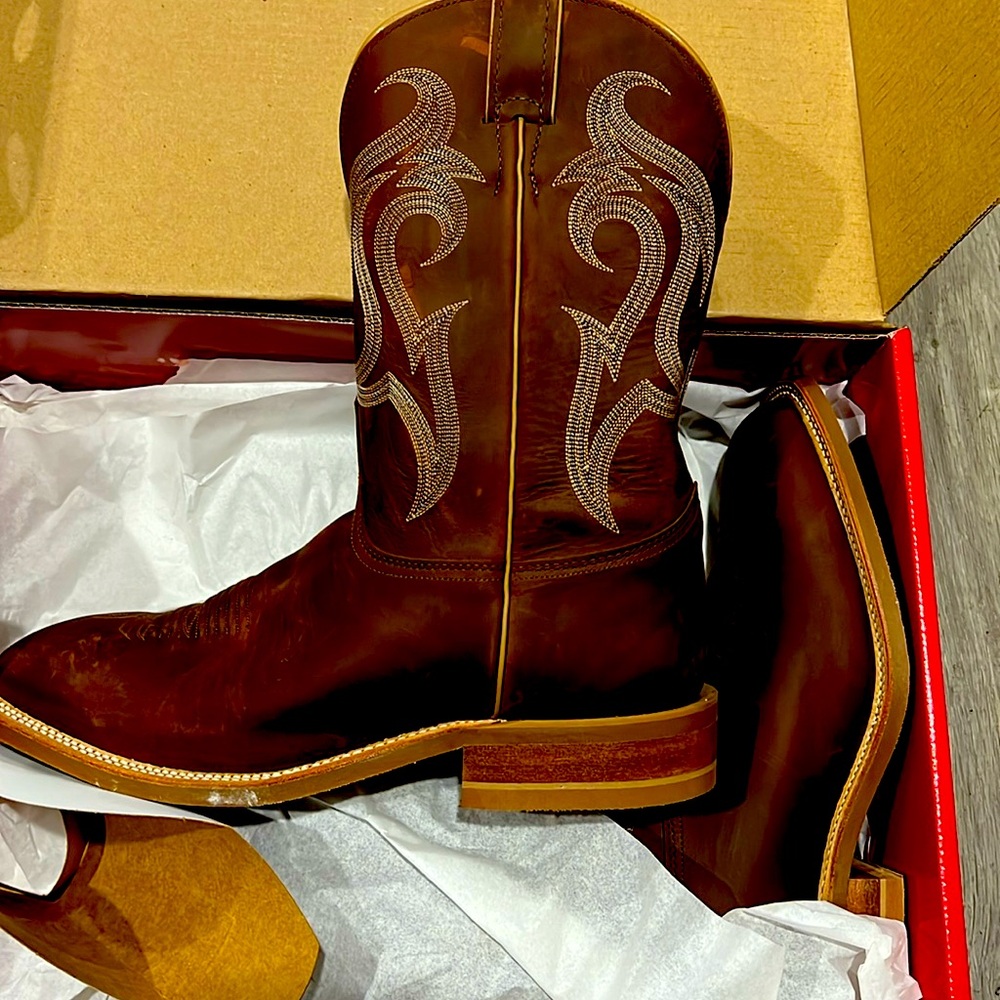 I have a pair of Justin boots style number BR5341 size 12D.